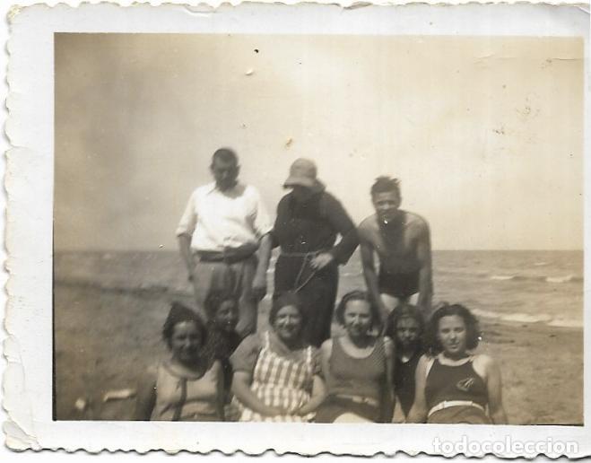 Fotografia antiga: == RR330 - FOTOGRAFIA - GRUPO DE AMIGOS EN LA PLAYA