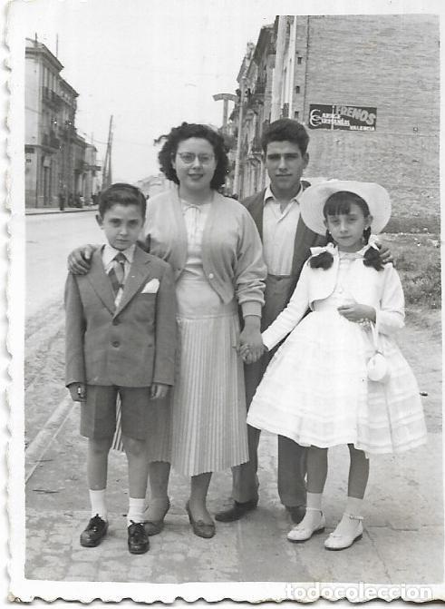 Fotografia antiga: == RR338 - FOTOGRAFIA - NI&Ntilde;A DE PRIMERA COMUNION CON SU FAMILIA