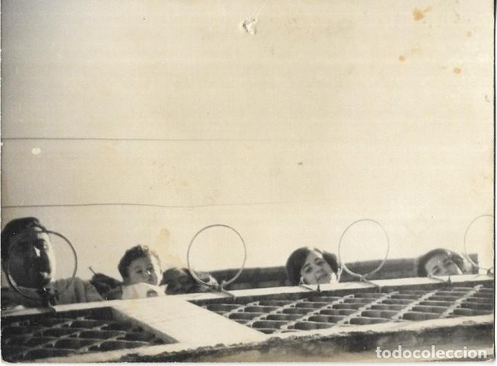 Fotografia antiga: :::: RR94 - FOTOGRAFIA - GENTE ASOMADOS EN UNA TERRAZA