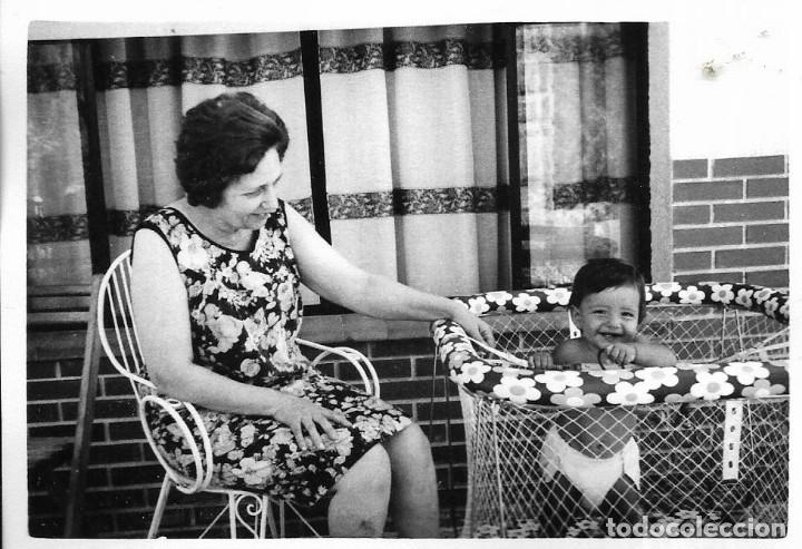 Fotografia antiga: == RR401 - FOTOGRAFIA - SE&Ntilde;ORA CON UN NI&Ntilde;ITO EN SU PARQUE