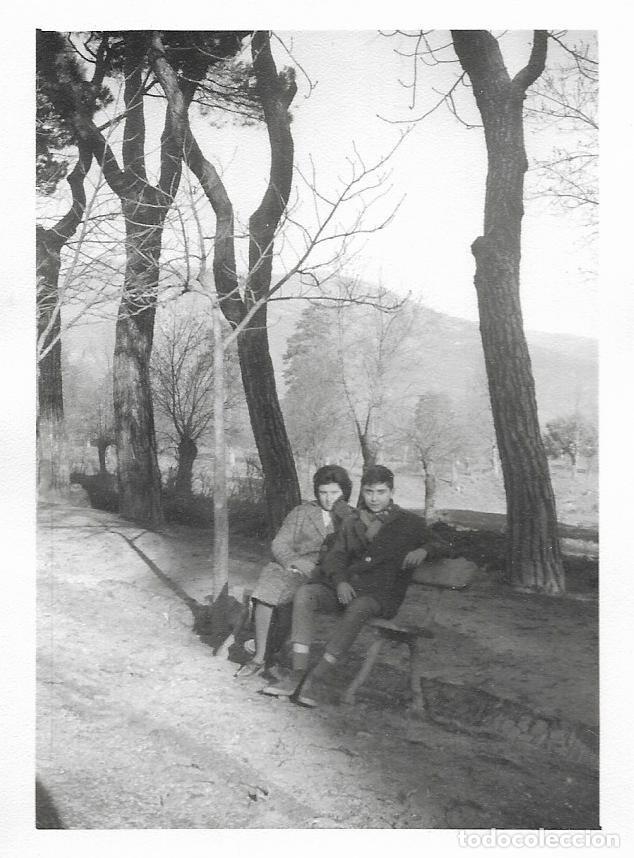 Fotografia antiga: == RR402 - FOTOGRAFIA - SE&Ntilde;ORA CON UN JOVENCITO SENTADOS EN UN BANCO