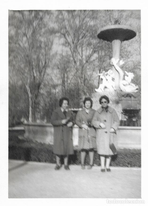 Fotografia antiga: == RR403 - FOTOGRAFIA - TRES AMIGAS JUNTO A UNA FUENTE