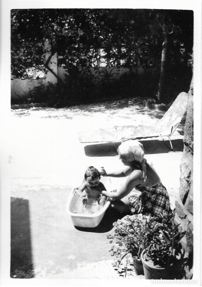 Fotografia antiga: == RR419 - FOTOGRAFIA - SE&Ntilde;ORA DANDO UN BA&Ntilde;O A UN NI&Ntilde;ITO