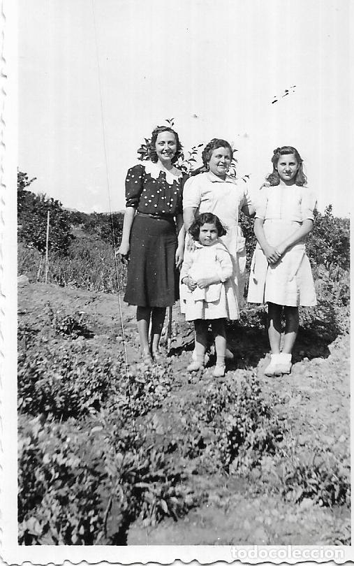 Alte Fotografie: == RR235 - FOTOGRAFIA - SE&Ntilde;ORA CON UNA JOVEN Y DOS JOVENCITAS - 1942