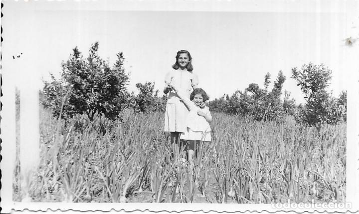 Alte Fotografie: == RR236 - FOTOGRAFIA - JOVENCITA CON UNA NI&Ntilde;A EN EL CAMPO - 1942