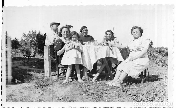 Alte Fotografie: == RR237 - FOTOGRAFIA - AMIGOS COMIENDO EN EL CAMPO - 1942