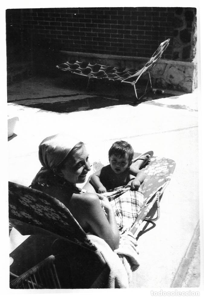 Alte Fotografie: == RR421 - FOTOGRAFIA - SE&Ntilde;ORA CON UN NI&Ntilde;O EN UNA HAMACA