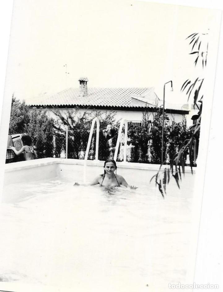 Alte Fotografie: == RR425 - FOTOGRAFIA - JOVEN TOMANDO EL BA&Ntilde;O EN UNA PISCINA