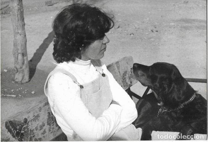 Alte Fotografie: == RR432 - FOTOGRAFIA - JOVEN CON UN PERRITO
