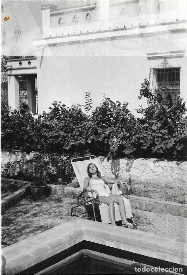 Alte Fotografie: == RR448 - FOTOGRAFIA - JOVEN SENTADA EN UNA HAMACA