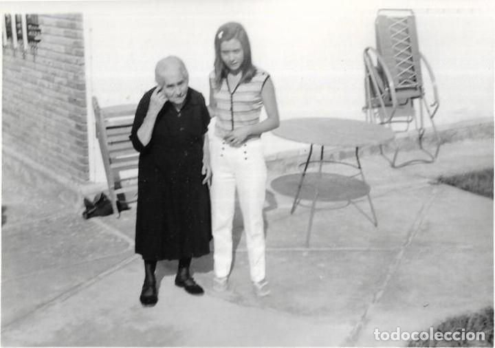 Alte Fotografie: == RR256 - FOTOGRAFIA - JOVEN CON UNA ABUELITA
