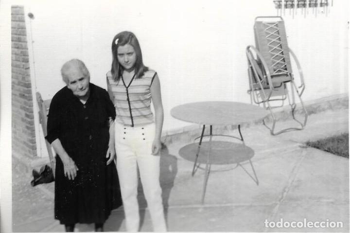 Alte Fotografie: == RR257 - FOTOGRAFIA - JOVEN CON UNA ABUELITA