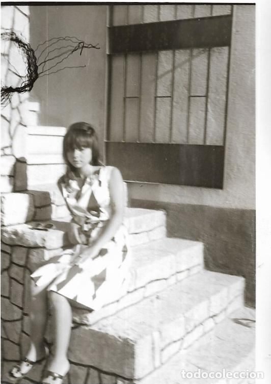 Alte Fotografie: == RR259 - FOTOGRAFIA - JOVEN SENTADA EN UNA ESCALERA