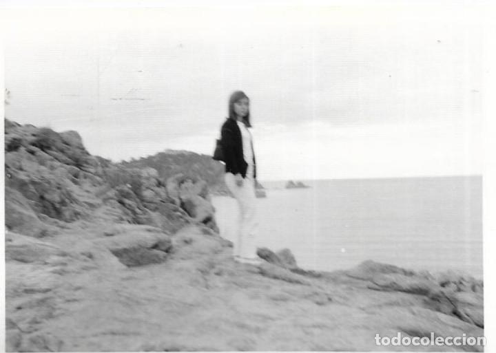 Alte Fotografie: == RR260 - FOTOGRAFIA - JOVEN JUNTO AL MAR