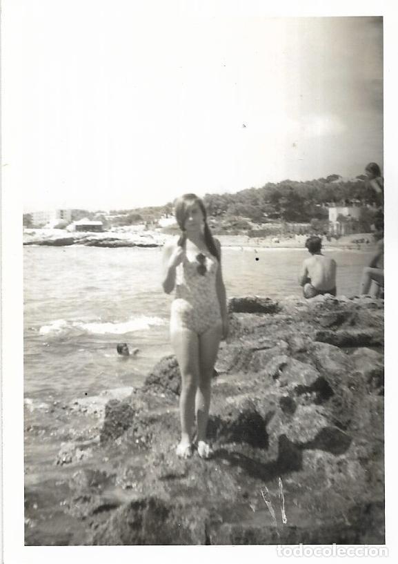Alte Fotografie: == RR266 - FOTOGRAFIA - JOVENCITA JUNTO AL MAR