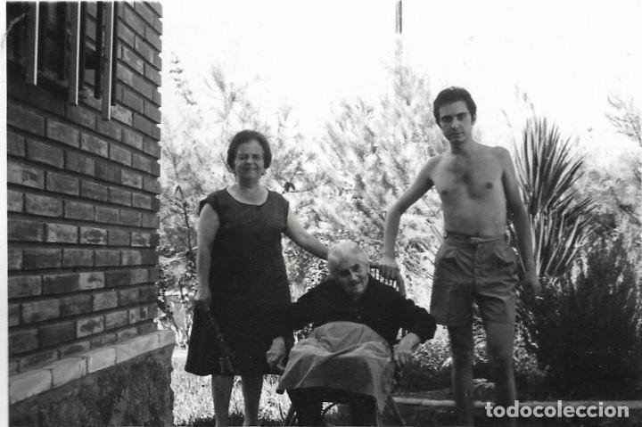 Fotografia antica: == RR455 - FOTOGRAFIA - SE&Ntilde;OR Y JOVEN CON UNA ABUELITA