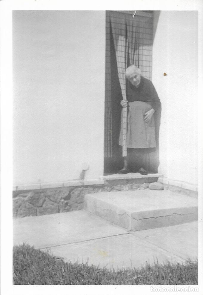 Fotografia antica: == RR459 - FOTOGRAFIA - ABUELITA EN LA PUERTA DE CASA