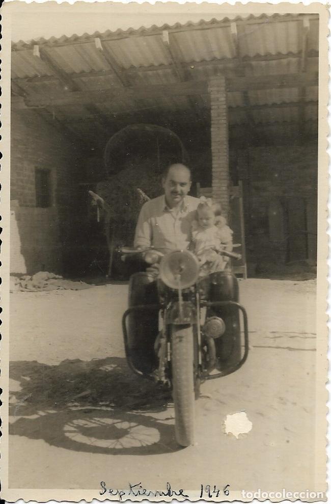 Fotografia antica: == RR460 - FOTOGRAFIA - SE&Ntilde;OR CON UNA NI&Ntilde;ITA MONTADO EN UNA MOTO - 1946
