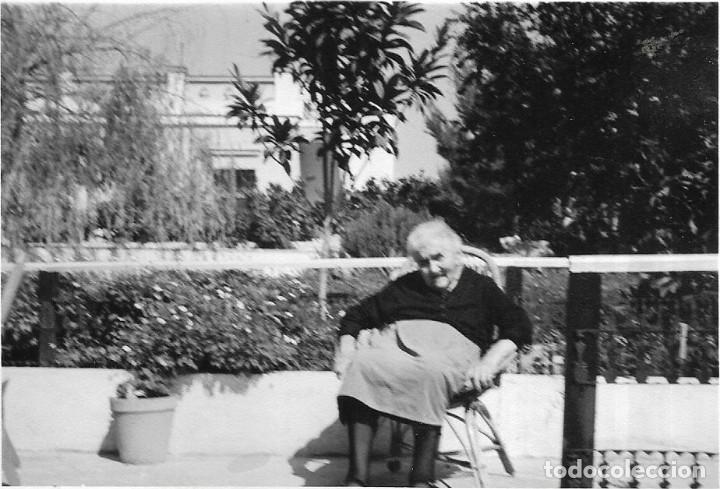 Fotografia antica: == RR471 - FOTOGRAFIA - ANCIANITA SENTADA EN UNA TERRAZA