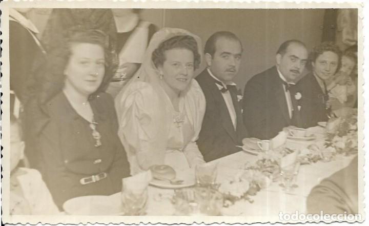Fotografia antica: == RR533 - FOTOGRAFIA - NOVIOS EN SU BANQUETE DE BODAS EN EL CASINO REAL DE MADRID - 1946