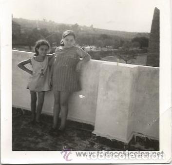 Alte Fotografie: == Q383 - FOTOGRAFIA - DOS MUCHACHITAS EN UNA TERRAZA