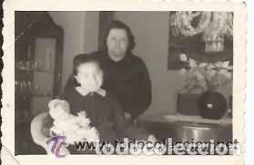 Alte Fotografie: == D11 - 412 - FOTOGRAFIA PEQUE&Ntilde;O FORMATO - NI&Ntilde;A CON SU MAMA Y SU MU&Ntilde;ECA - 7 X 4,5 CM.