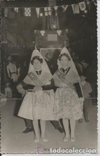 Alte Fotografie: == AD645 - FOTOGRAFIA - DOS FALLERAS DELANTE DE UNA FALLA