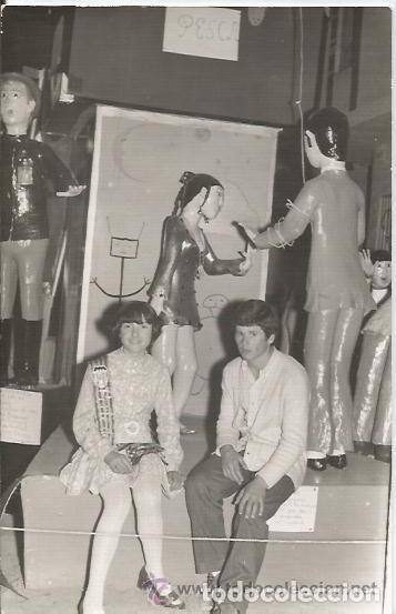 Alte Fotografie: == AN644 - FOTOGRAFIA - PAREJA DE JOVENES SENTADOS JUNTO A UNA FALLA