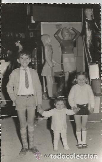 Alte Fotografie: == AD241 - FOTOGRAFIA - TRES NI&Ntilde;OS DELANTE DE UNA FALLA - 1970