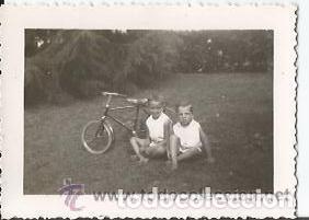 Alte Fotografie: == D11 - 270 - FOTOGRAFIA PEQUE&Ntilde;O FORMATO - DOS NI&Ntilde;OS SENTADOS JUNTO A UNA BICI - 7 X 5 CM.