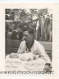 Alte Fotografie: :::: FP96 - FOTOGRAFIA PEQUE&Ntilde;O FORMATO - JOVEN MIRANDO A UN BEB&Eacute; - 6,5 X 5 CM.