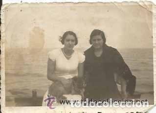 Alte Fotografie: ^^^ H954 - FOTOGRAFIA - DOS AMIGAS CON UN PERRITO - 8 X 6 CM.