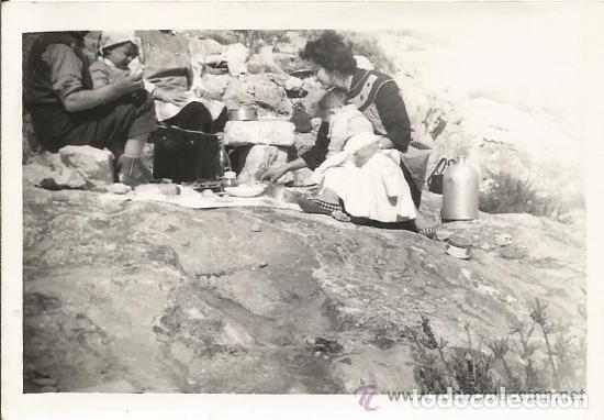 Alte Fotografie: == H989 - FOTOGRAFIA - GRUPO FAMILIAR COMIENDO EN EL CAMPO