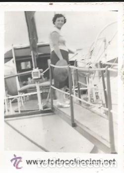 Alte Fotografie: :::: H102 - FOTOGRAFIA - SE&Ntilde;ORA SUBIENDO A UN BARCO