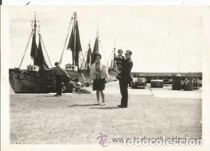 Fotografia antica: == F389 - FOTOGRAFIA - GRUPO FAMILIAR JUNTO A UN BARCO