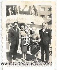 Alte Fotografie: *** D11 - 50 - FOTOGRAFIA PEQUE&Ntilde;O FORMATO - GRUPO FAMILIAR EN LAS FALLAS 1963 - 6 X 4,8 CM.
