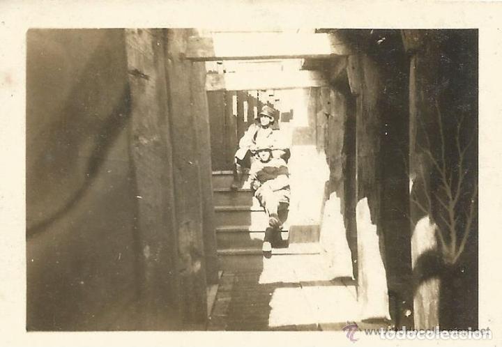 Alte Fotografie: == C521 - FOTOGRAFIA PEQUE&Ntilde;O FORMATO - DOS SOLDADOS SENTADOS EN UNA ESCALERA - 6,5 X 4,5 CM.