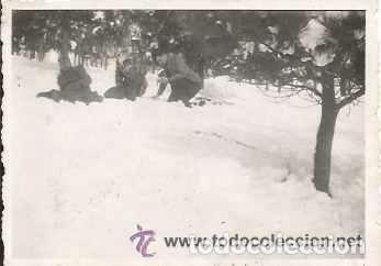 Alte Fotografie: :::: AB44 - FOTOGRAFIA - SOLDADOS SENTADOS EN LA NIEVE