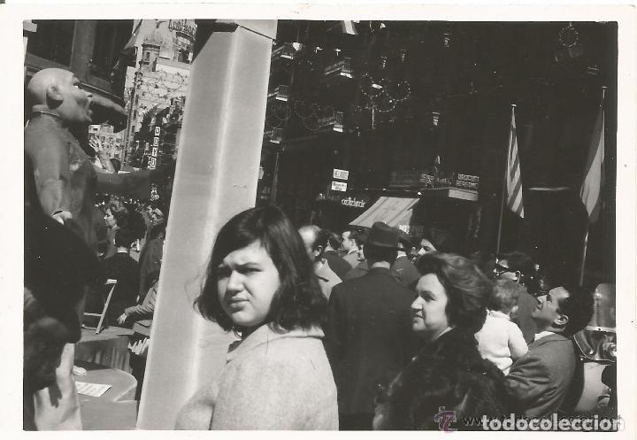 Alte Fotografie: == G616 - FOTOGRAFIA - GRUPO DE GENTE MIRANDO LAS FALLAS