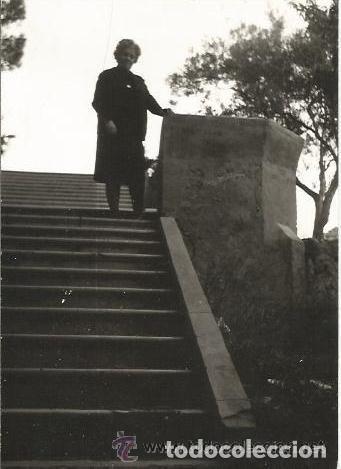 Alte Fotografie: :::: CC25 - FOTOGRAFIA - SE&Ntilde;ORA EN LO ALTO DE UNA ESCALERA