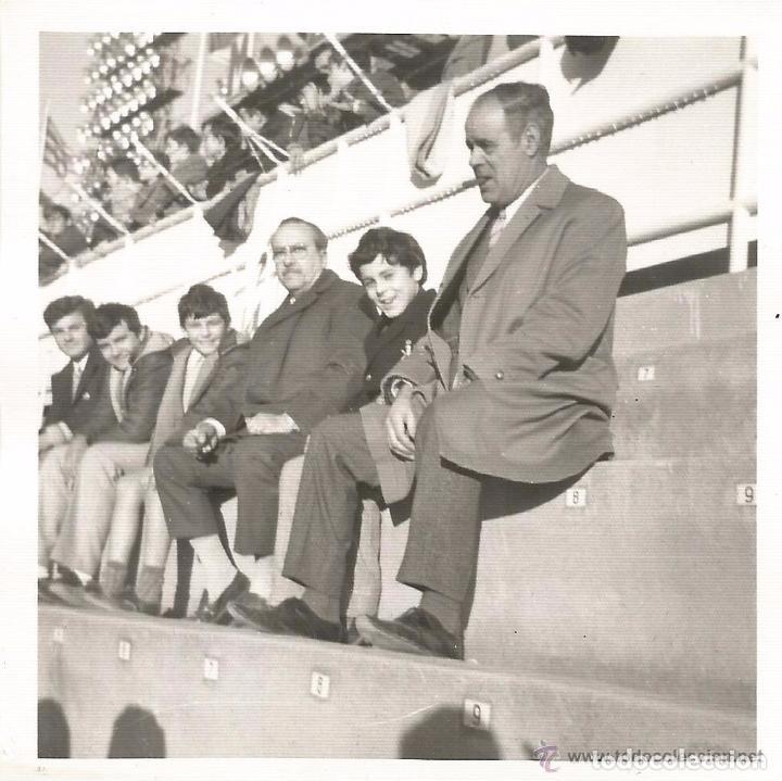 Alte Fotografie: == H663 - FOTOGRAFIA - DOS SE&Ntilde;ORES Y VARIOS NI&Ntilde;OS EN UN ESTADIO DE FUTBOL