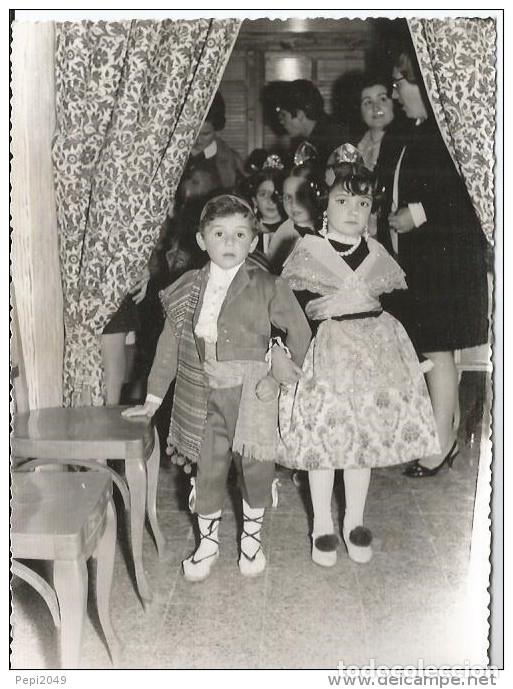 Alte Fotografie: :::: AG186 - FOTOGRAFIA - PRECIOSA PAREJITA DE FALLEROS - 1970 - 17,5 X 12 CM.