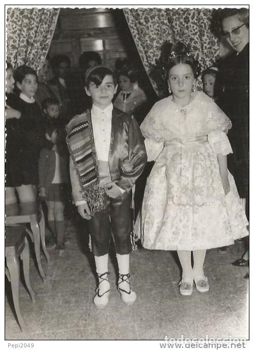 Alte Fotografie: :::: AG185 - FOTOGRAFIA - PRECIOSA PAREJITA DE FALLEROS - 1970 - 17,5 X 12 CM.