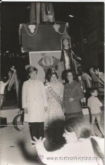 Alte Fotografie: == AD634 - FOTOGRAFIA - FALLERA CON DOS AMIGAS DELANTE DE UNA FALLA