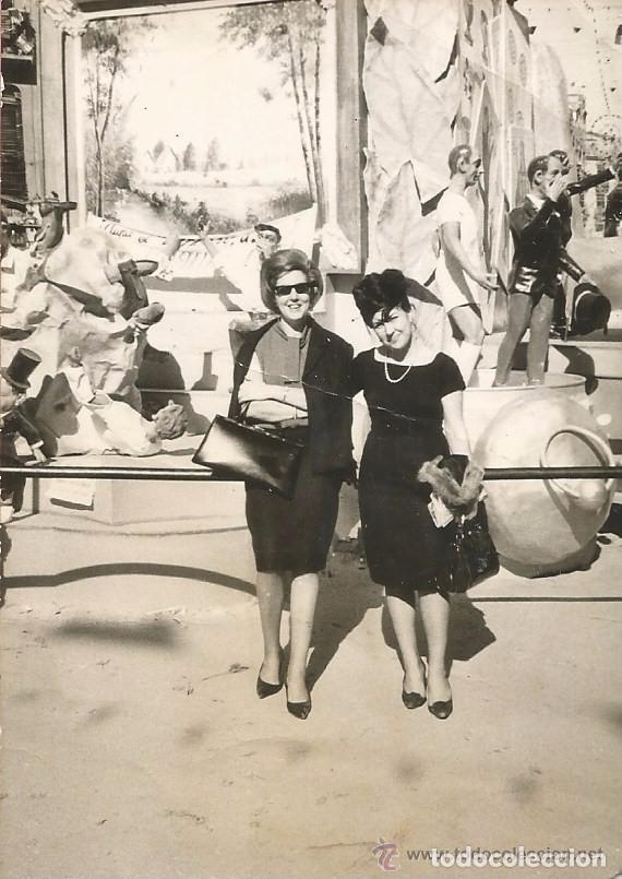 Alte Fotografie: == M787 - FOTOGRAFIA - DOS AMIGAS JUNTO A UNA FALLA