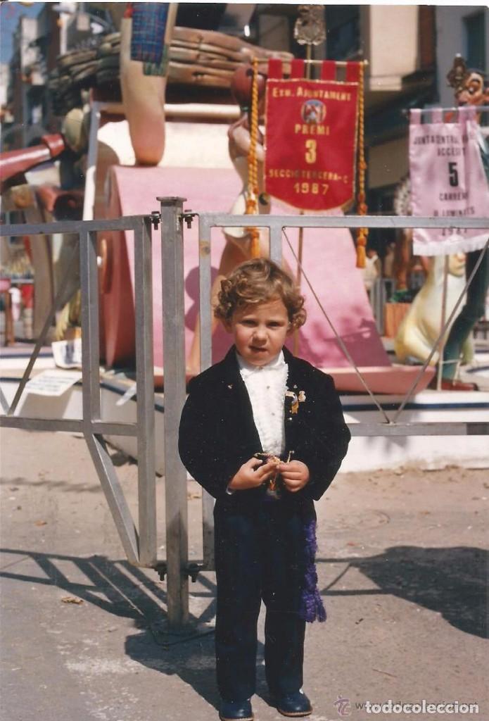 Alte Fotografie: == D809 - FOTOGRAFIA - PEQUE&Ntilde;O FALLERO JUNTO A UNA FALLA - 1987