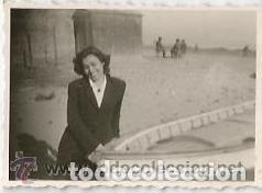 Fotografia antica: :::: FP07 - FOTOGRAFIA PEQUE&Ntilde;O FORMATO - BELLA SE&Ntilde;ORITA JUNTO A UNA BARCA - 6 X 4 CM.