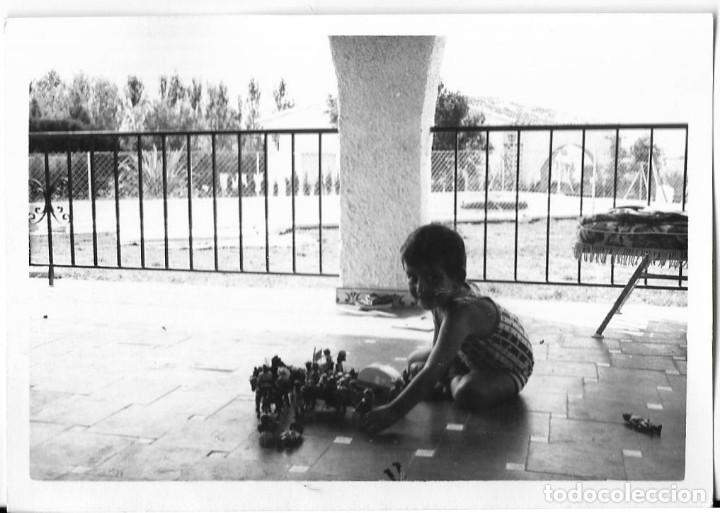 Alte Fotografie: == RR545 - FOTOGRAFIA - NI&Ntilde;ITO JUGANDO EN UN PORCHE