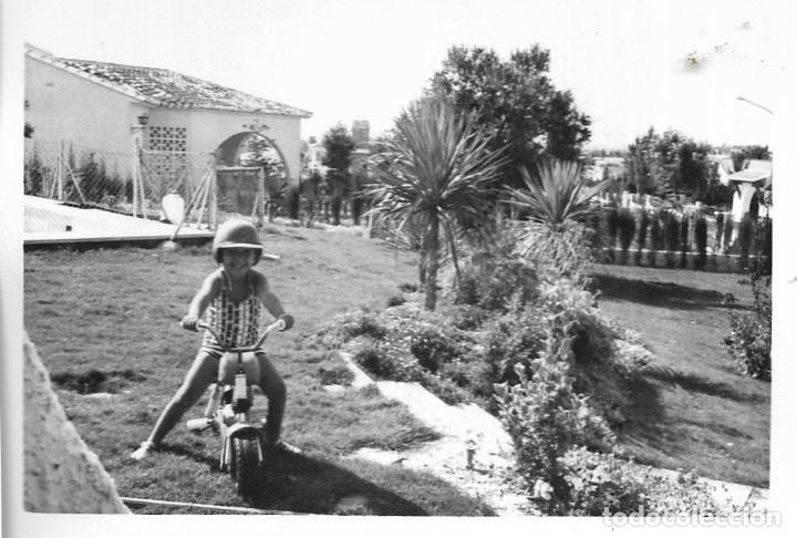 Alte Fotografie: == RR546 - FOTOGRAFIA - NI&Ntilde;ITO JUGANDO CON UNA PEQUE&Ntilde;A MOTO EN UN JARDIN