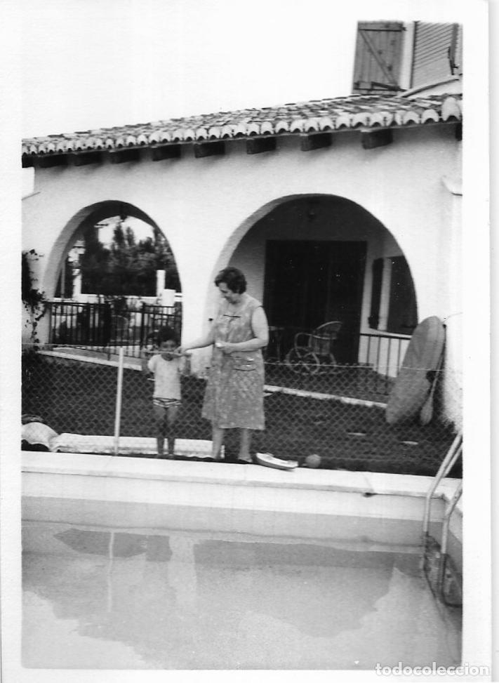 Alte Fotografie: == RR549 - FOTOGRAFIA - SE&Ntilde;ORA CON UN NI&Ntilde;O JUNTO A UNA PISCINA